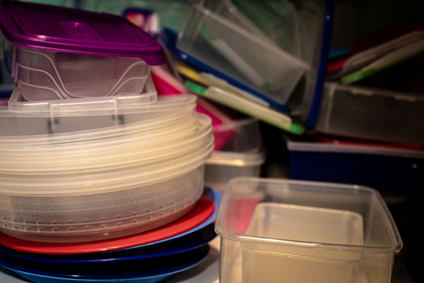 Reusable plastic food containers and lids