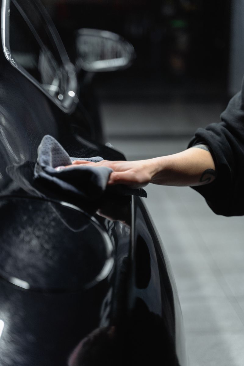 Cleaning a car with a microfiber cloth
